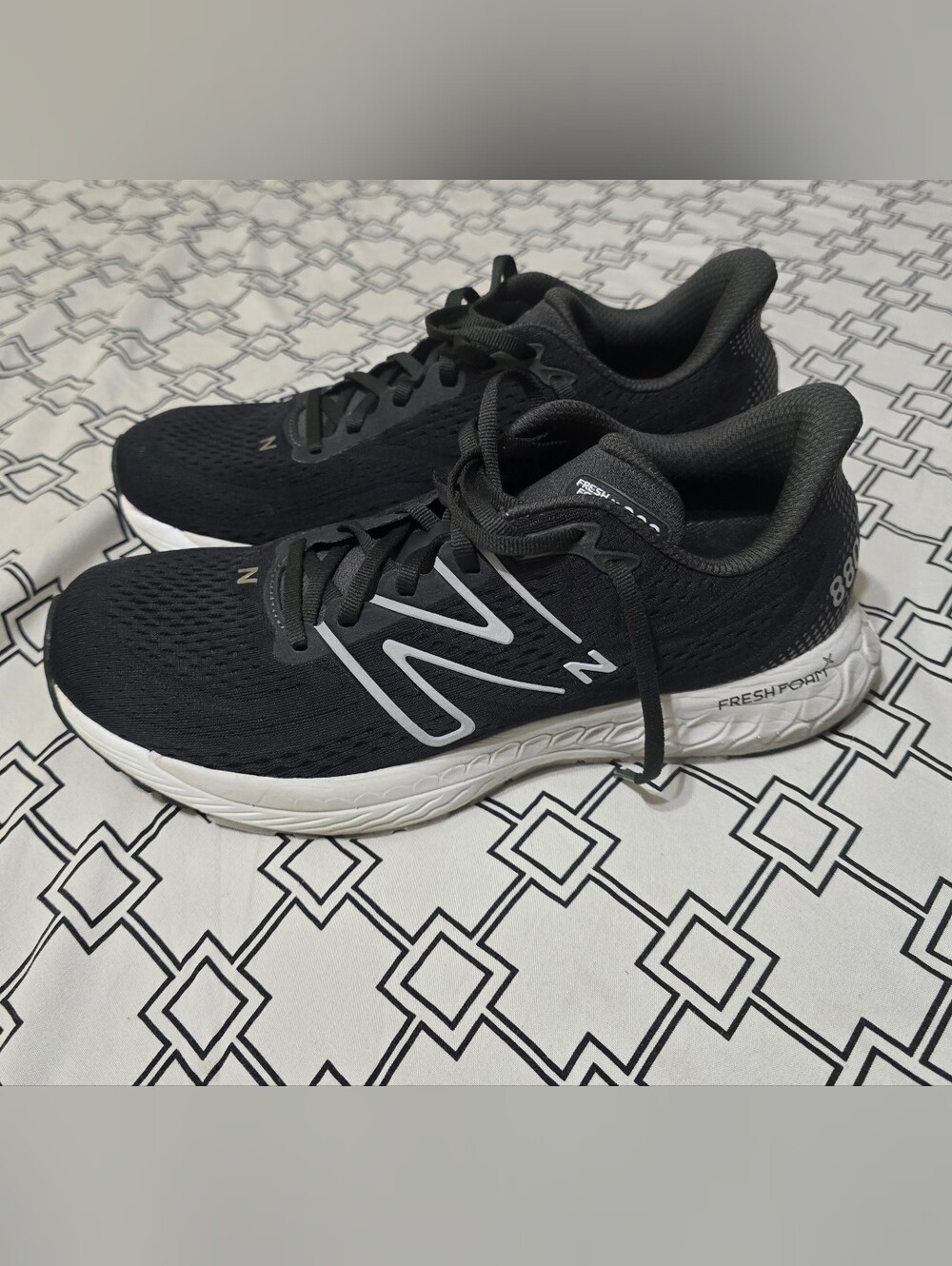 New Balance Unisex Black & White Running Shoes
